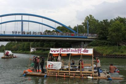 Etappenziel erreicht: Herzlich empfangen wurden die beiden Flüchtlingsflöße in Karnap. Foto: Müller